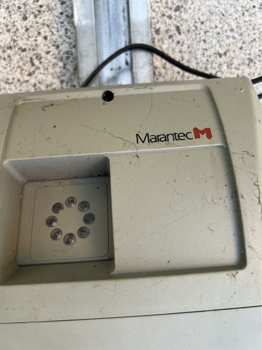 Motor de portão de garagem Marantec com a placa fundida