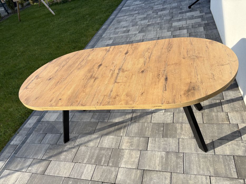 Stół okrągły rozkładany.