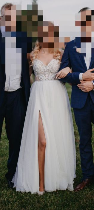 Suknia ślubna z rozcięciem na nodze