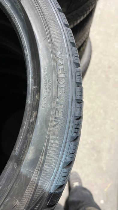 Пара зимової гуми 245/40/20