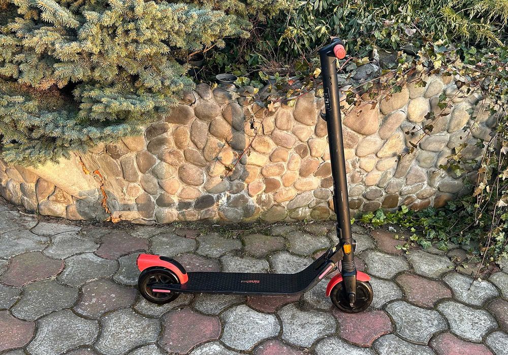 Електросамокат Ninebot KickScooter ES1LD (250 Вт / колеса 8")