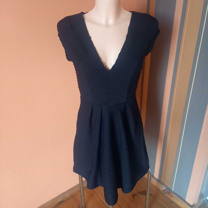 czarna sukienka odkryte plecy S 36