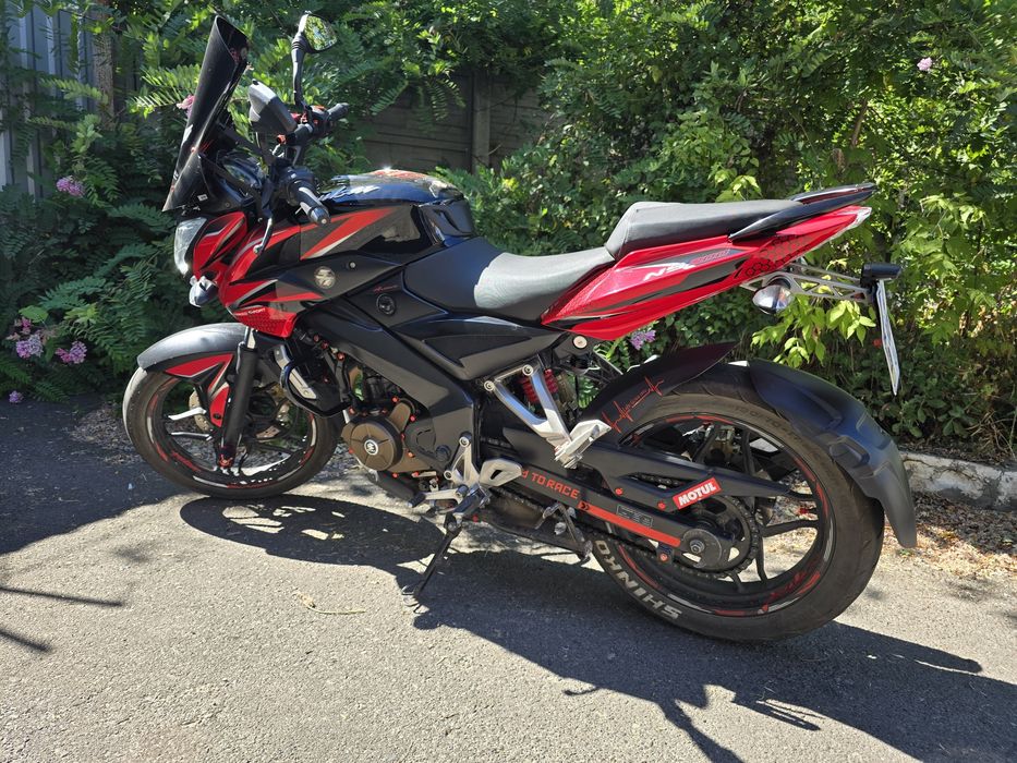 Bajaj ns200 pulsar red