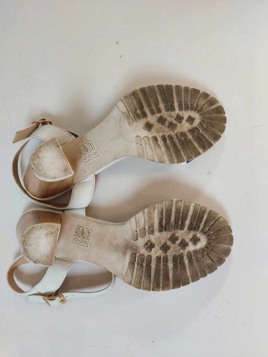 Białe sandały z niebieskim paskiem akcentem zapinane na kostce Infilio