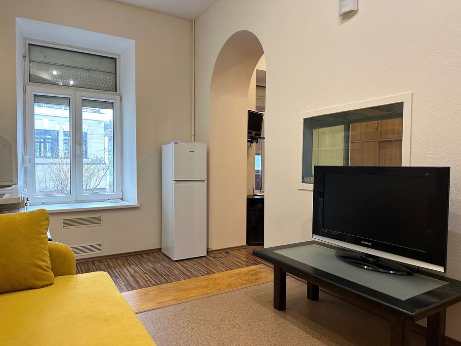 ЗАВЖИ Є СВІТЛО! Центр міста. Оренда 1-к. квартири 34 м2 - Десятинна 13