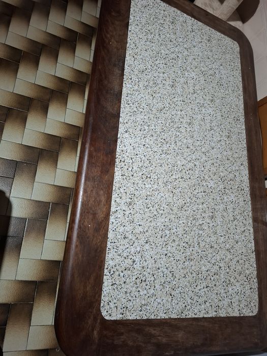 Mesa com tampo em mármore e 4 cadeiras
