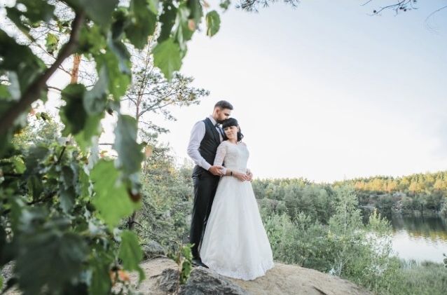 Весільна сукня з фатою та кільцями ( невеликого діаметру)