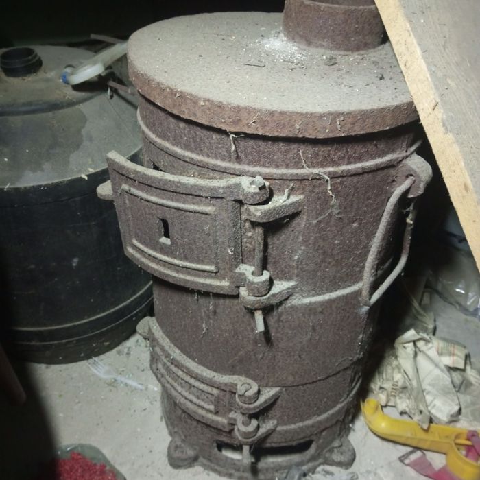 Чавунна піч-буржуйка часів СРСР