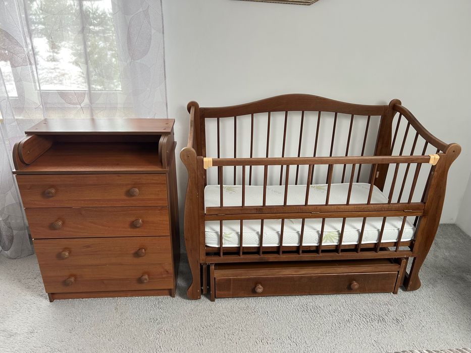 Дитяче ліжечко з пелинальним столиком.