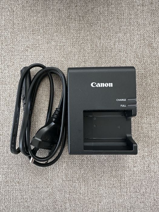 Vendo máquina fotográfica Canon EOS2000D