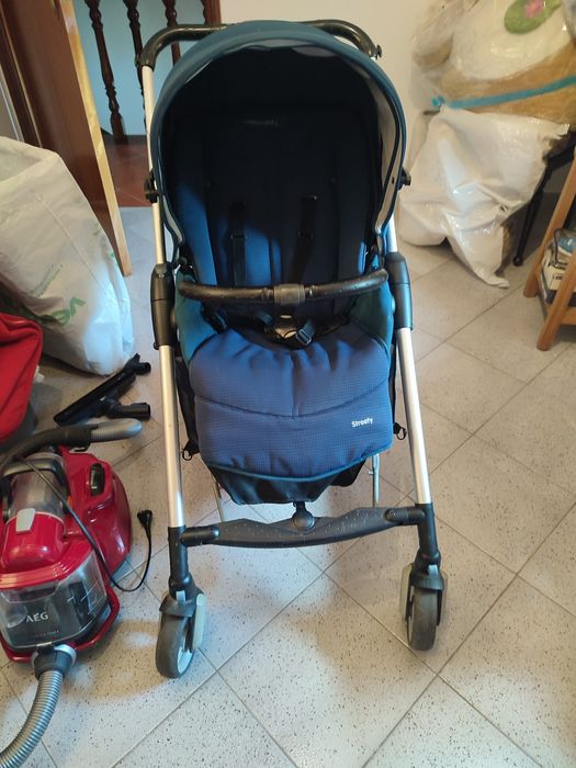 Bebé Confort. Carrinho de bebé, com alcofa, ovo e redutor