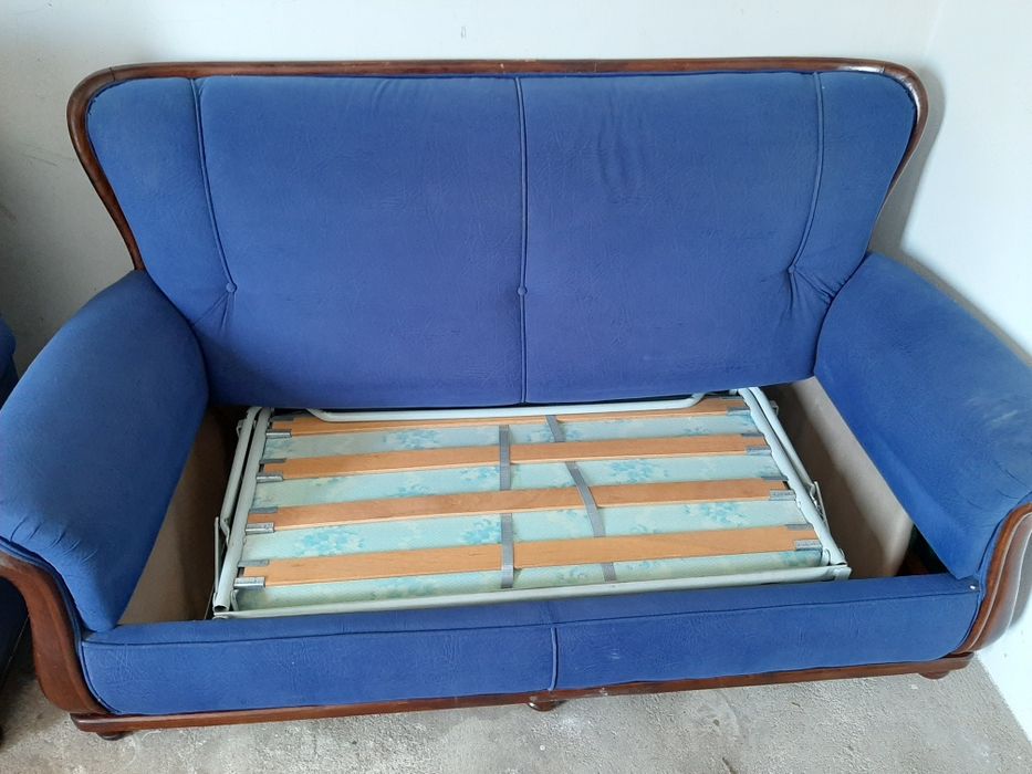 Trio de sofás com o grande a fazer cama, nunca usada e sofás com pouc