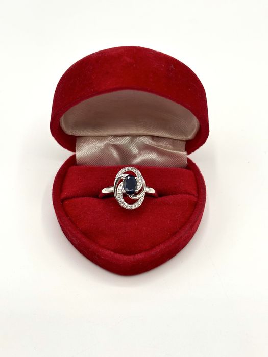 Złoty pierścionek z szafirem i brylantami