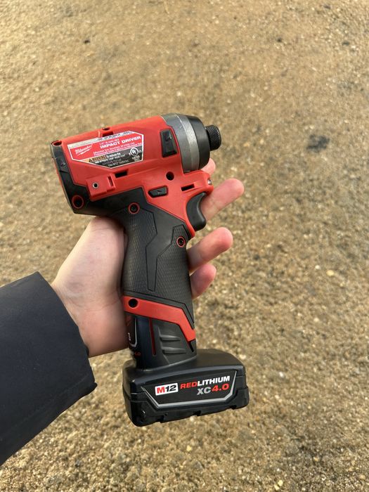 Aparafusadora de impacto Milwaukee M12
