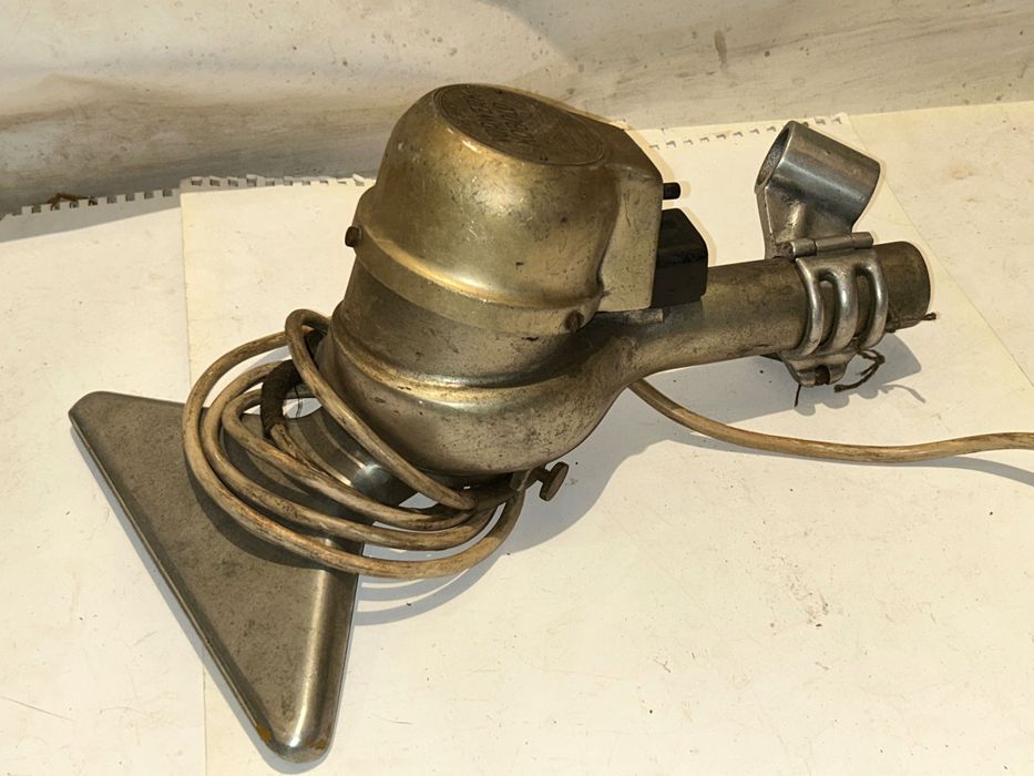 Jakieś stare urządzenie do sprzątania sygnowane