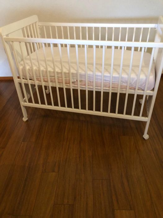 Cama de grades com colchão viscoelástico