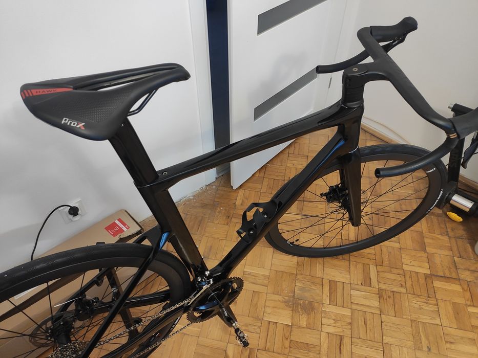 Rama karbonowa roweru szosowego z kierownicą