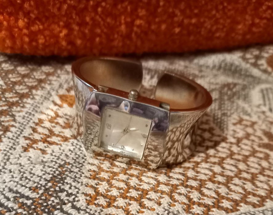 Кварцевые часы- браслет