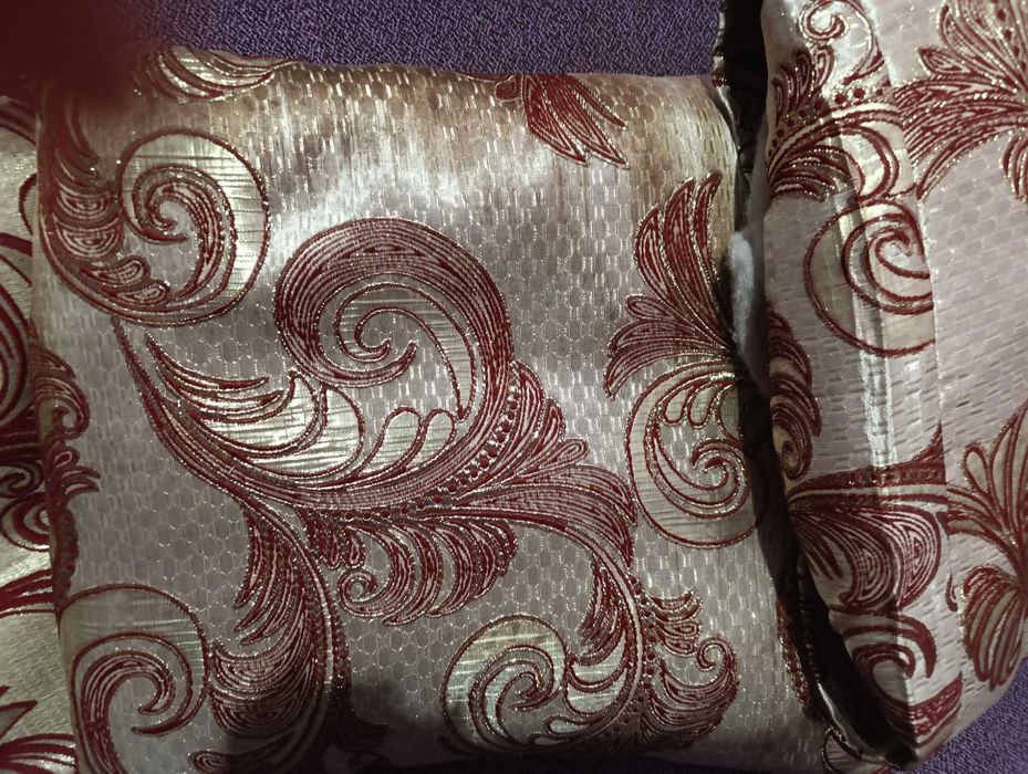 Подушки декоративні в ідеальному стані.