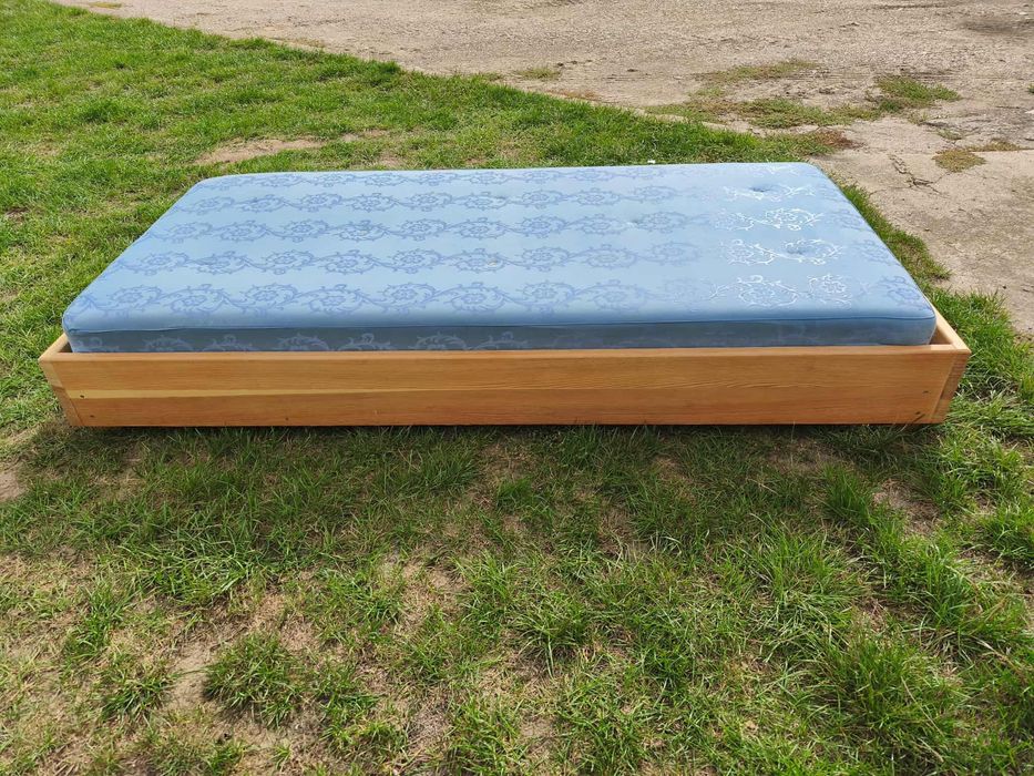 Łozko drewniane z materacem
