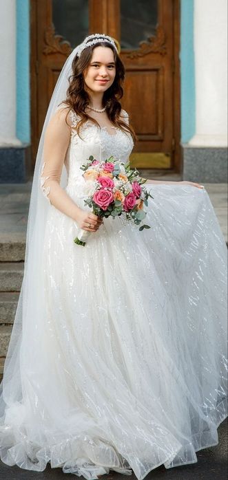 Весільна сукня Laura Style + подарунки: діадема,фата, підю'бник 3 кіль