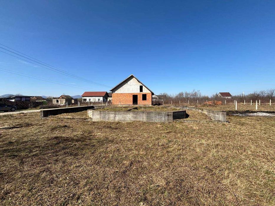 Готова ділянка під будівництво (фундамент, комунікації)