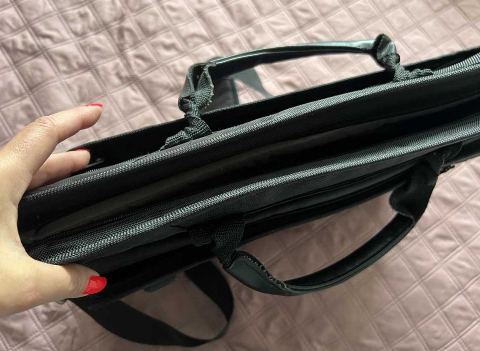 czarna torba na laptopa laptop