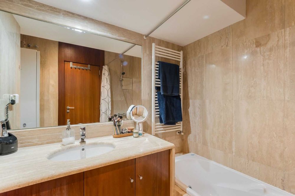 Apartamento T2 com Piscina e Terraço no Condomínio do Parque