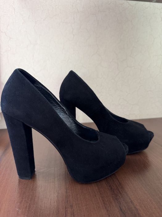 Туфлі на каблуку