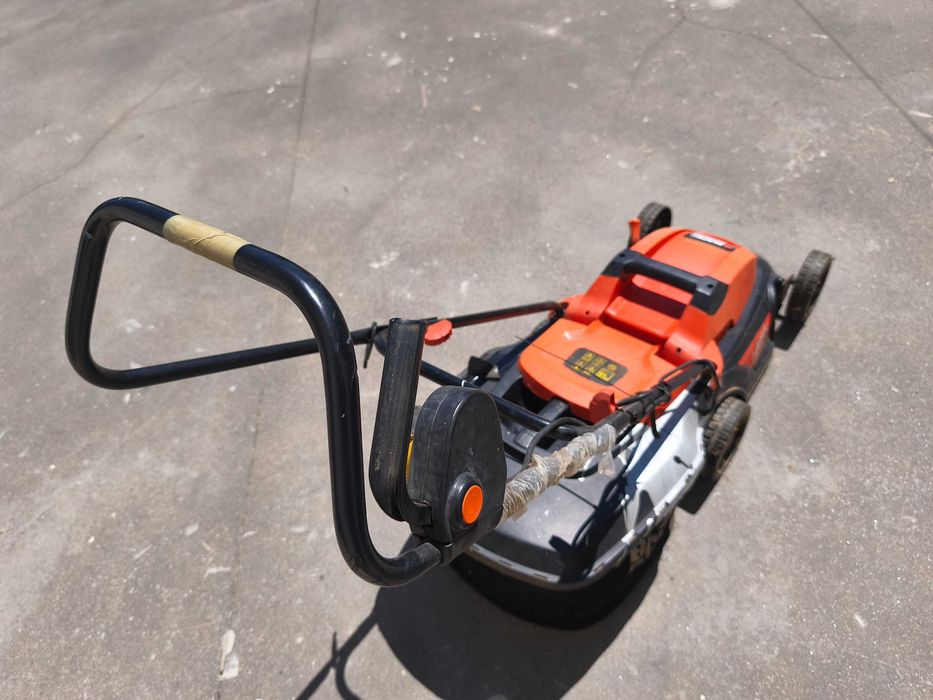 Corta-relva elétrico BLACK+DECKER 38 cm — usado