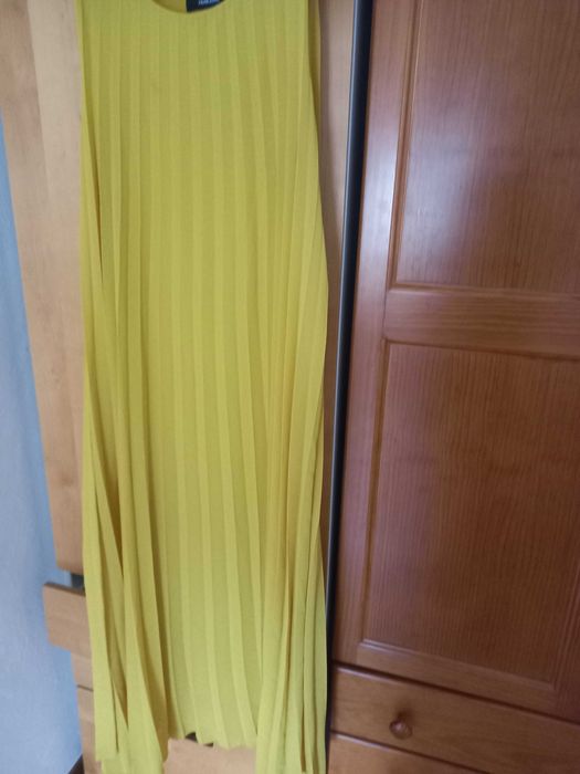 Vestido amarelo escuro