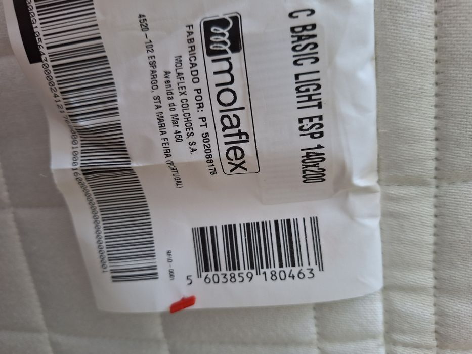 Cama de casal em tons castanho e cinza