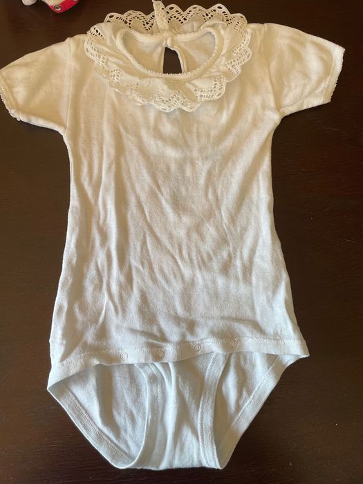 Body de manga curta com gola bordada branco de 18 meses.