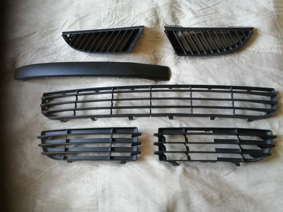 Молдинг ПРАВИЙ переднього бамперу МІТСУБІШІ КОЛЬТ--6   5 дверка