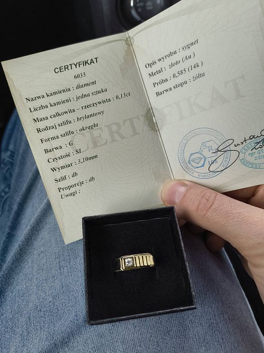 Złoty męski sygnet ozdobiony brylantem 0,13 ct