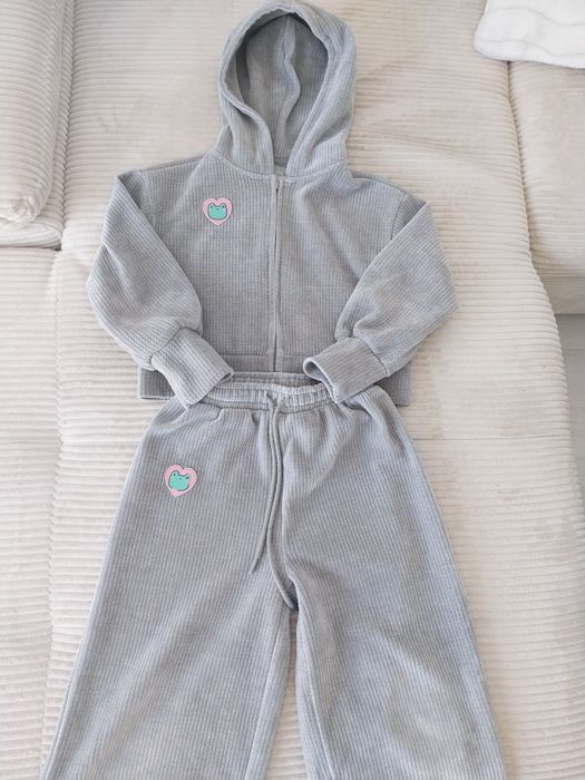 Dres 122/128 Reserved dla dziewczynki