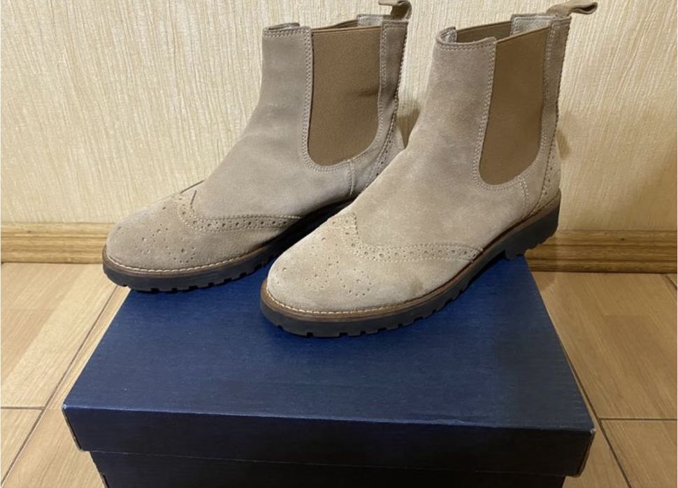 Замшеві ботинки.