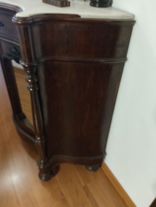 Armário antigo com portas espelho
