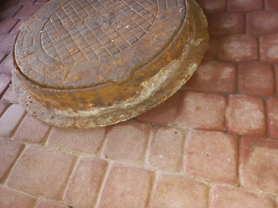 Люк жилізний добрий стан.