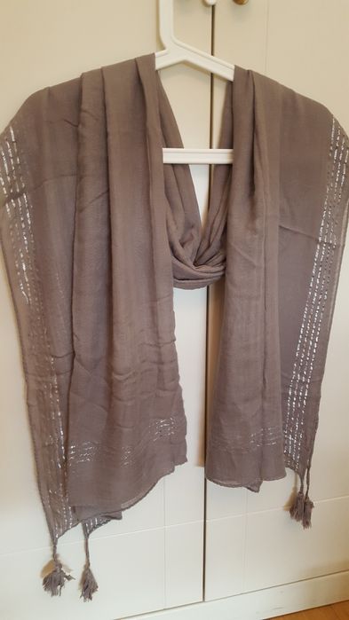 Echarpe castanha com fios prateado brilhante