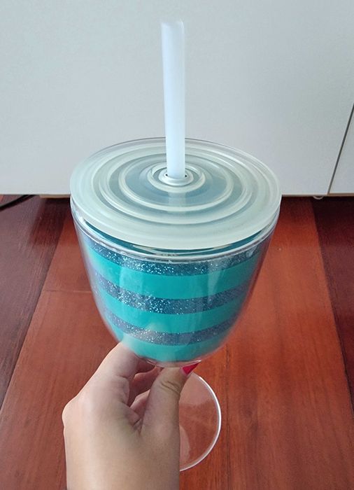 Copo alto às riscas azuis com brilhantes e palhinha
