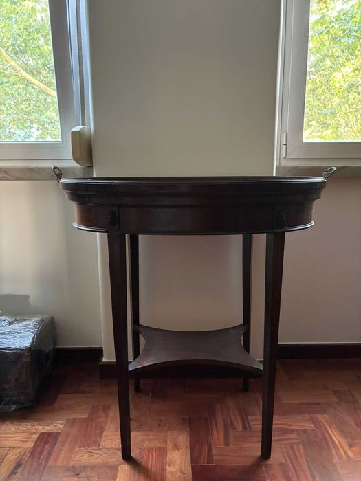 Mesa de Apoio Oval com Tampo de Vidro