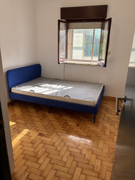 Cama casal praticamente nova