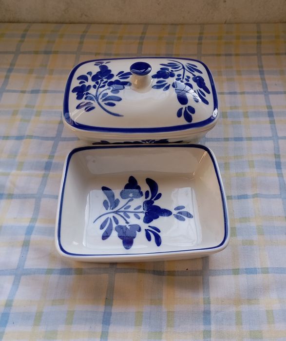 Manteigueira em porcelana