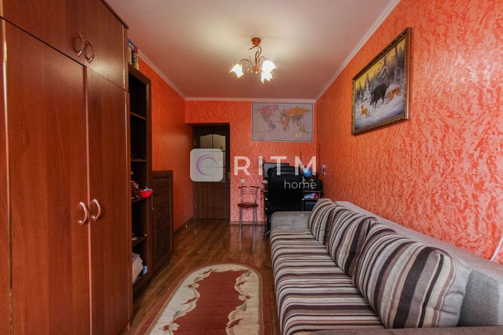 4-к. квартира з меблями та ремонтом за вул. Відродження