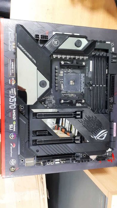Материнська плата Asus ROG Crosshair VIII Formula