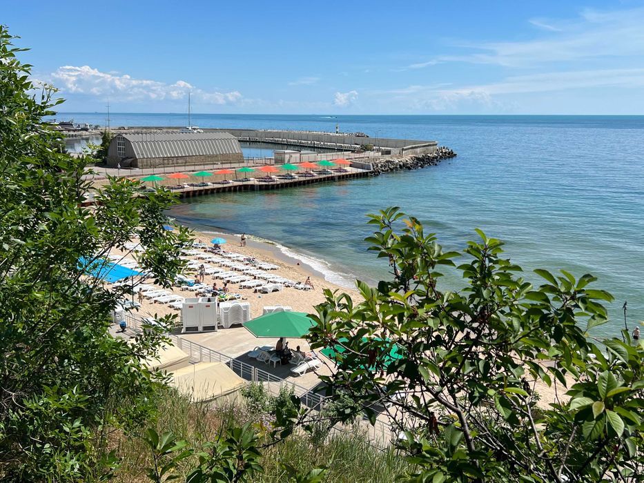 Чудовий будинок на затишній вулиці Совіньйона біля моря.