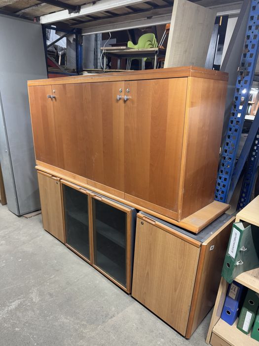 Офісні меблі крісла, столи, монітори, ноутбуки