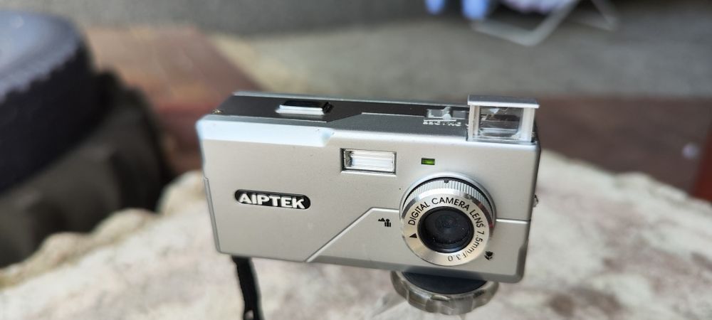 Mini cyfrowy aparat marki Aiptek.