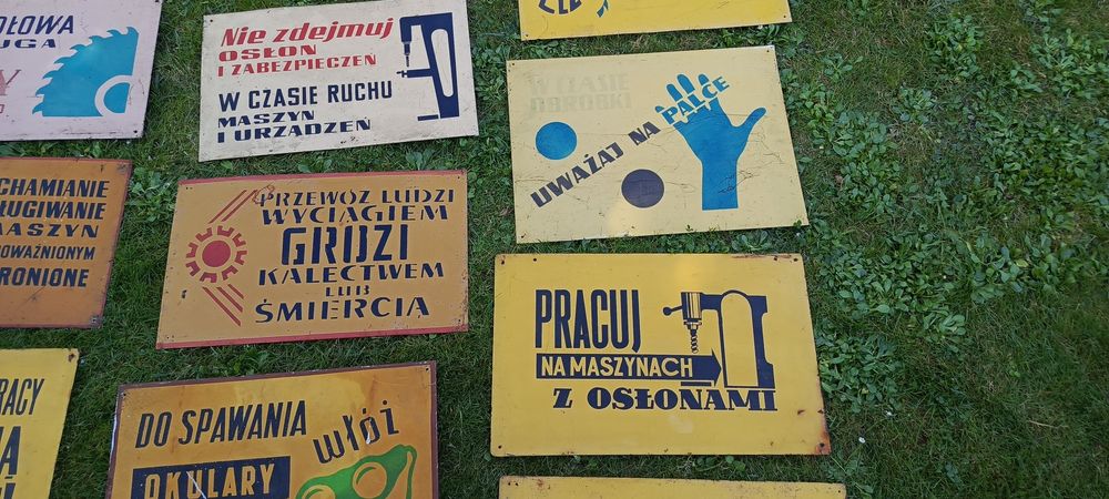 Stare metalowe tablice informacyjne z PRL-u